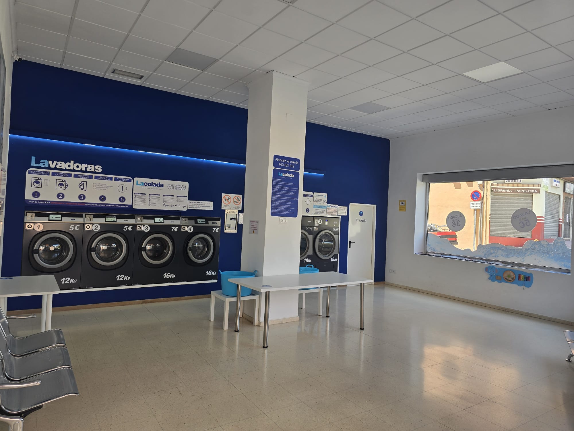 Sala principal con mesas para doblar